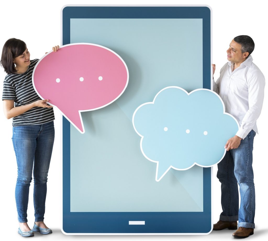 Mann und Frau stehen, mit Sprechblasen in der Hand, vor einem blauen Tabletdisplay