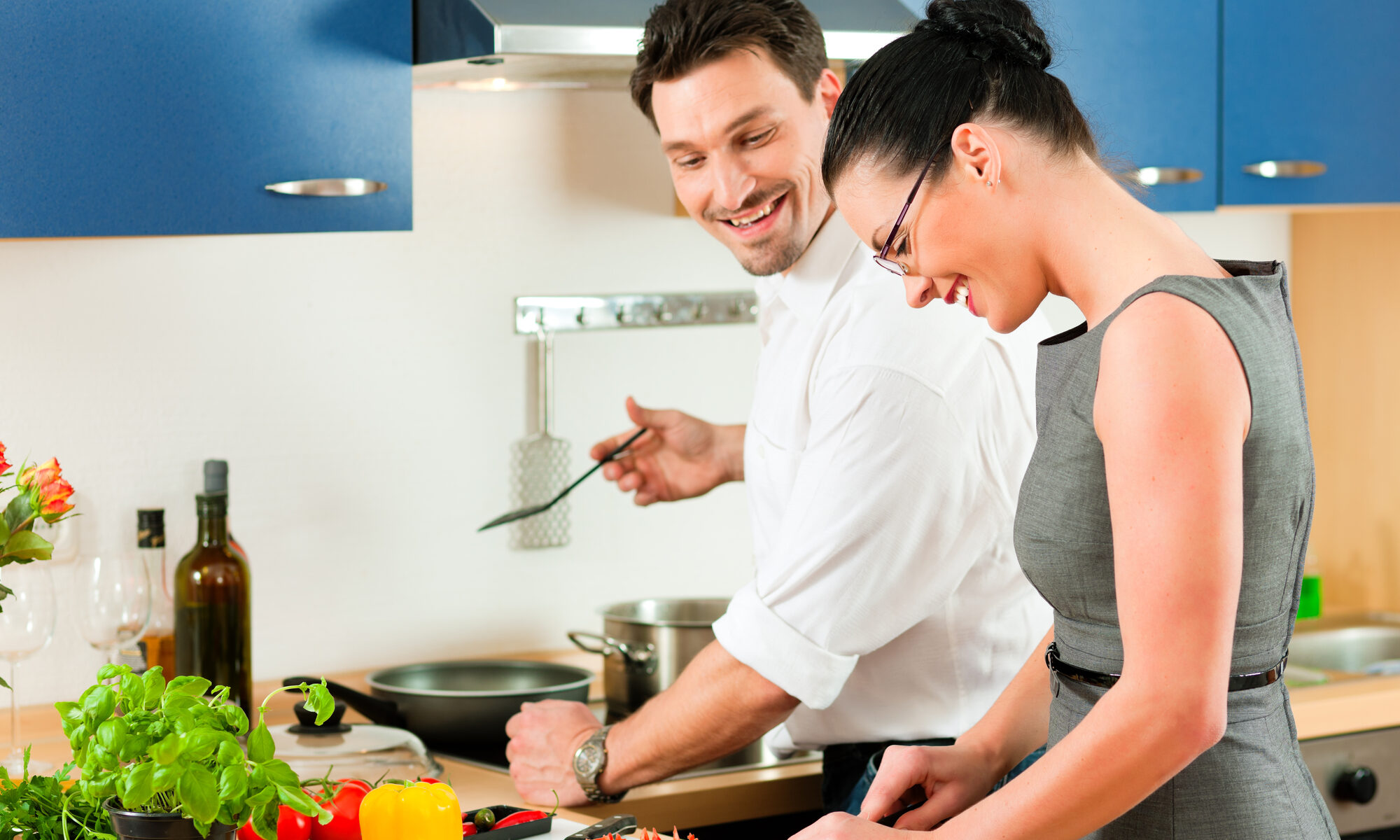 Junges Paar kocht beim ersten date zusammen