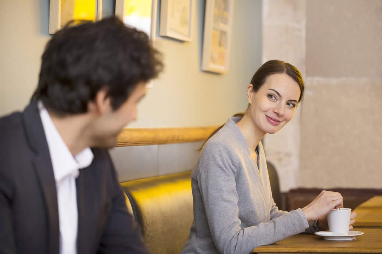 Frau und Mann beim Flirten