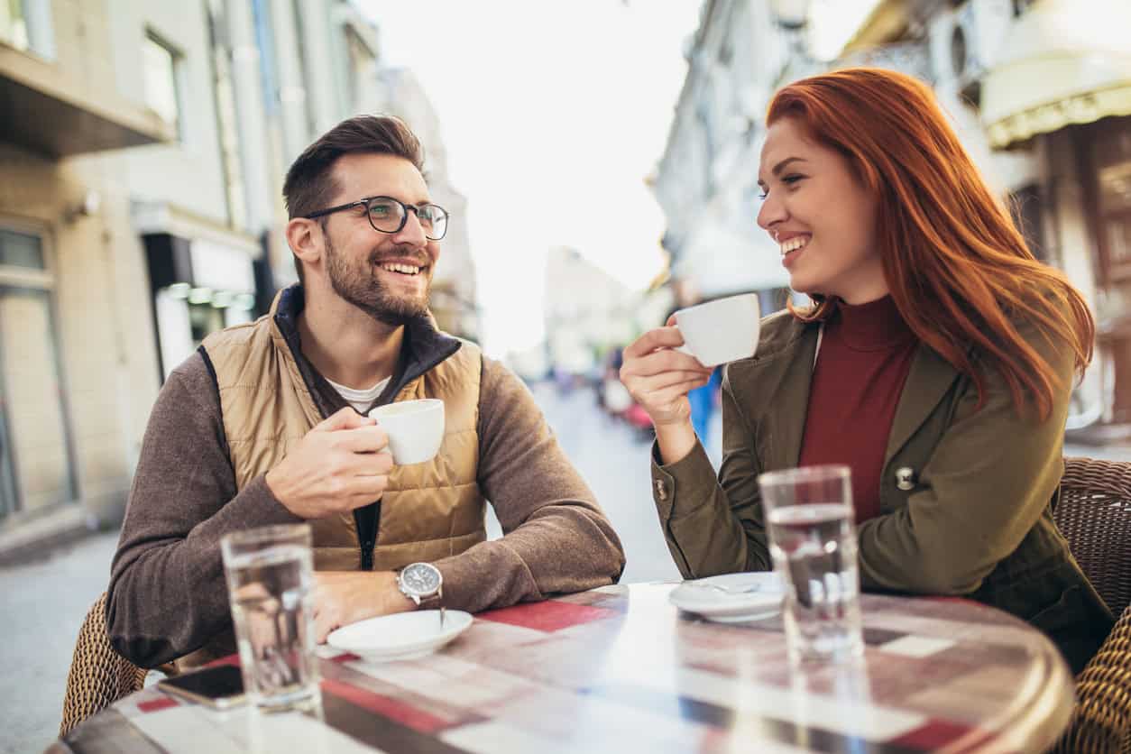 Mann und Frau im Cafe beim Kennenlernen