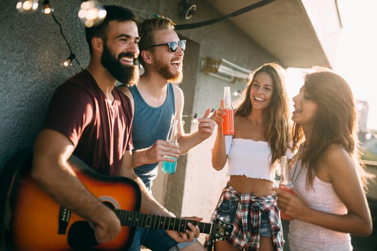 Sommerflirt 2025 - junge chillende Menschen