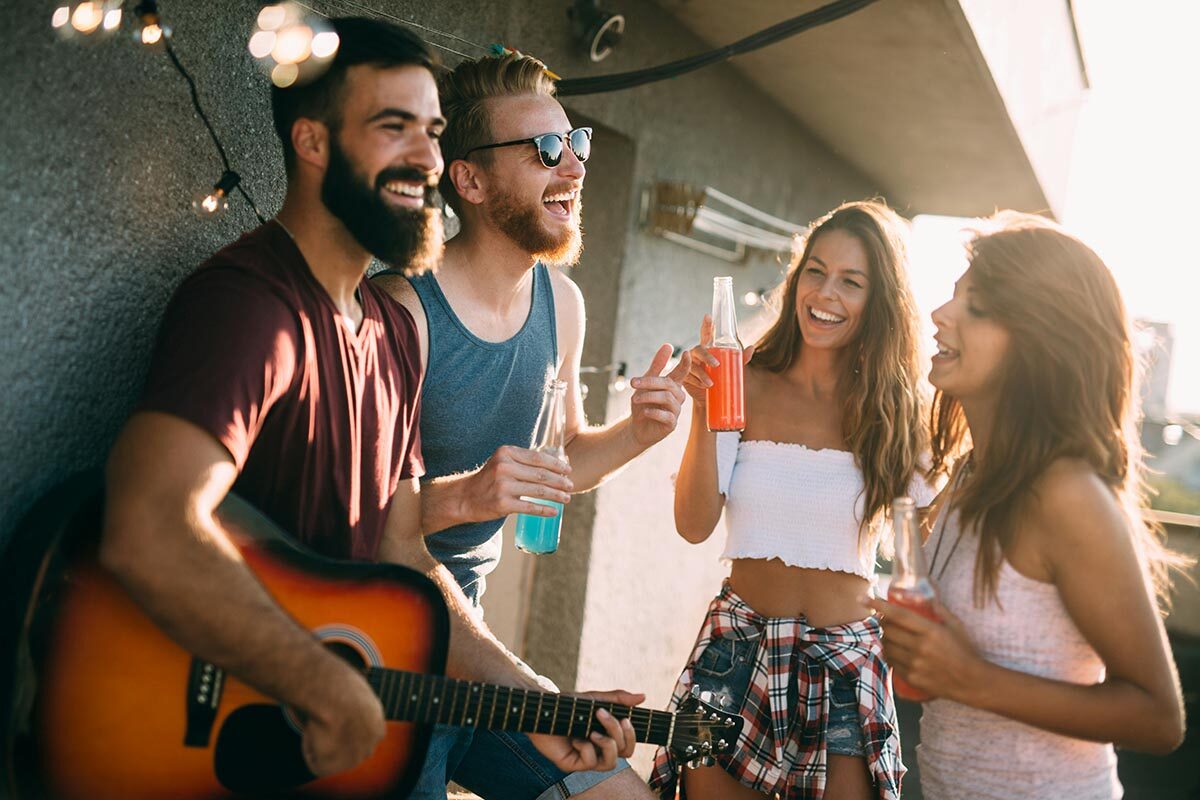 Sommerflirt 2025 - junge chillende Menschen