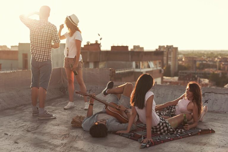 Vom Flirt zur Beziehung - junge Menschen chillen im Sonnenuntergang