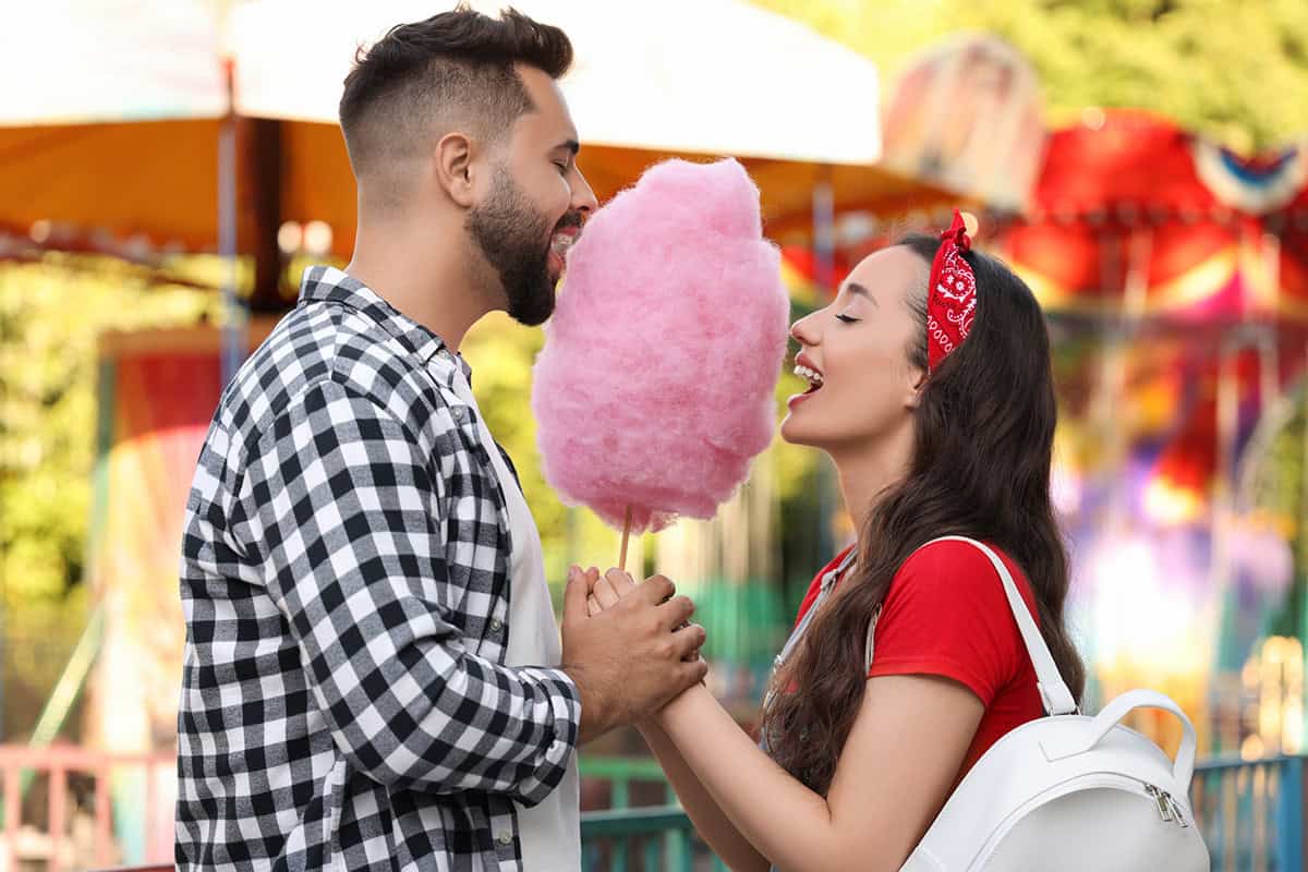 Volksfest Flirt Paar mit Zuckerwatte