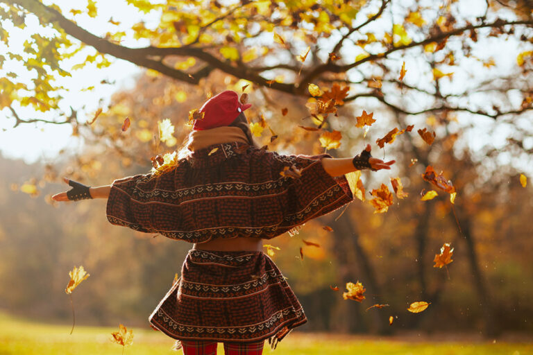 Herbstgefühle - Frau im Herbstwald